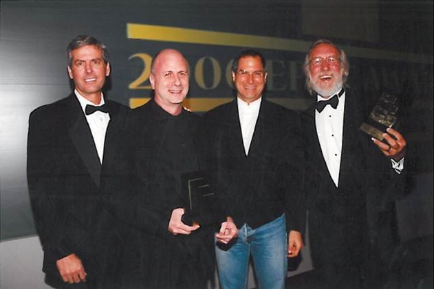 Steve Jobs surrounded by Ken Segall (left) and Lee Clow (right) of the TBWA\MAL ad agency, at the 2000 Effie Awards, 7 Jun 2000
