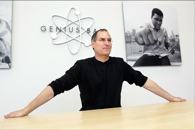 Steve Jobs at the Genius Bar of the New York SoHo Apple Store, 17 Jul 2002