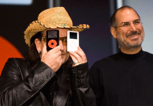 Bono with the iPod U2 and iPod photo, 26 Oct 2004