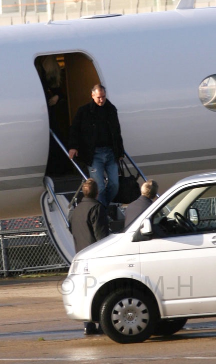 Steve Jobs getting off his Gulfstream V jet, 11 Nov 2007